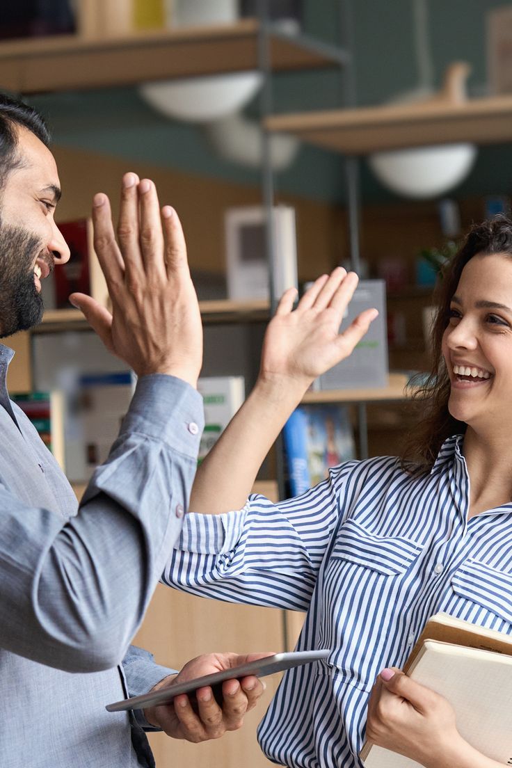 Personne prenant des notes avec inspiration