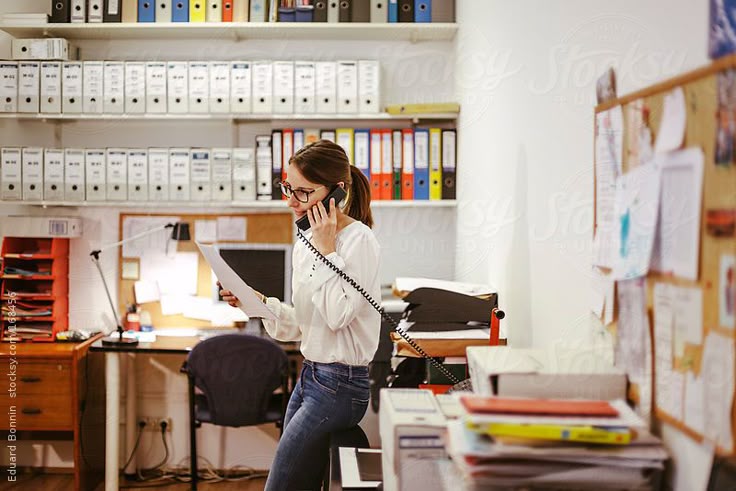 Journal de bord et stylo sur une table